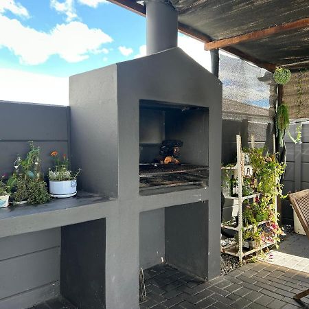 Cosy Family Home With Bbq Area And Stunning Patio ケープタウン エクステリア 写真